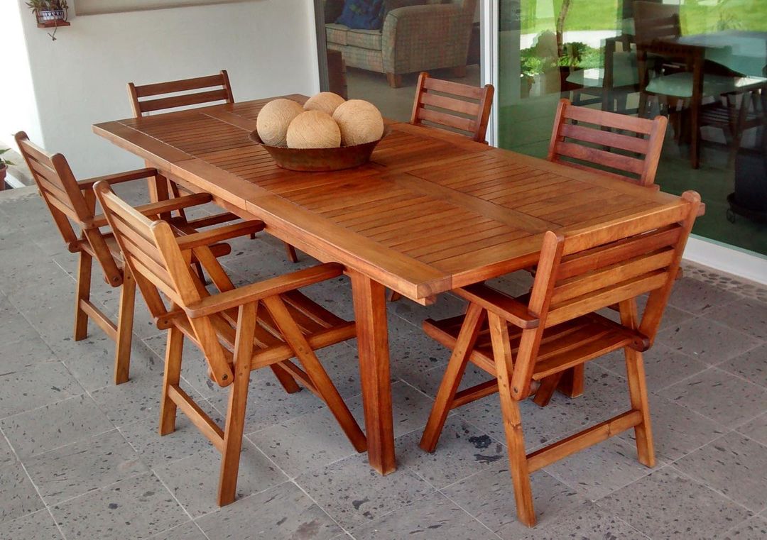 Mesa y sillas de madera tzalam
