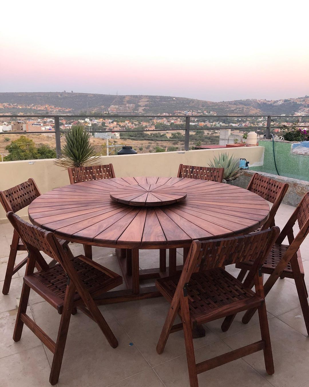 Mesa y sillas de madera tzalam